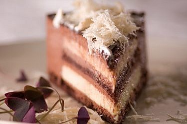 עוגת שוקולד וקרם ברולה חלבה. כתיבה: קרין גורן | צילום: אלון סיגאווי