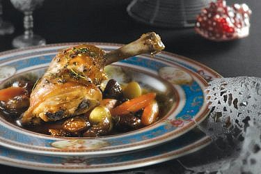 קדרת עוף בערמונים וירקות שורש. צילום: רונן מנגן | סגנון: רותם ניר