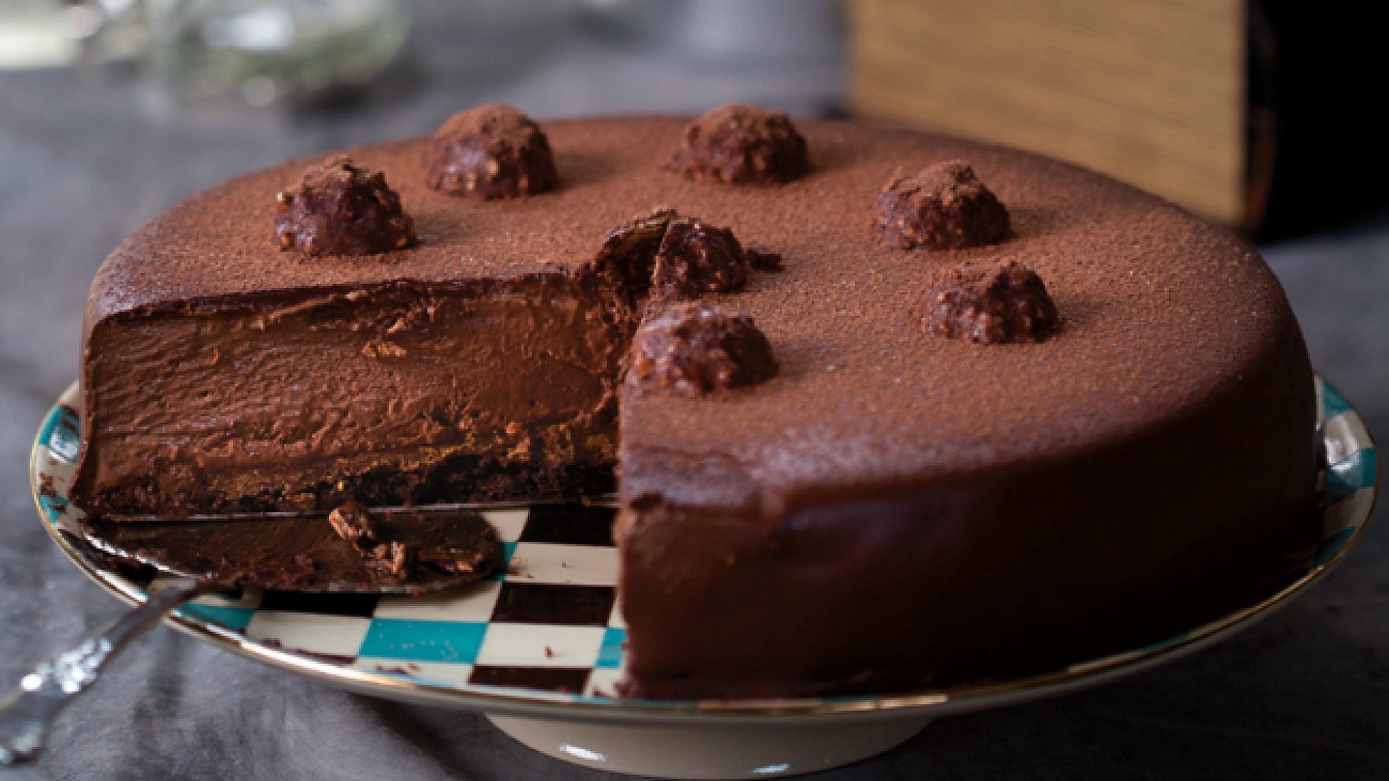 עוגת שוקולד פררו רושה. צילום: דן לב | סגנון: דלית רוסו