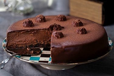 עוגת שוקולד פררו רושה. צילום: דן לב | סגנון: דלית רוסו
