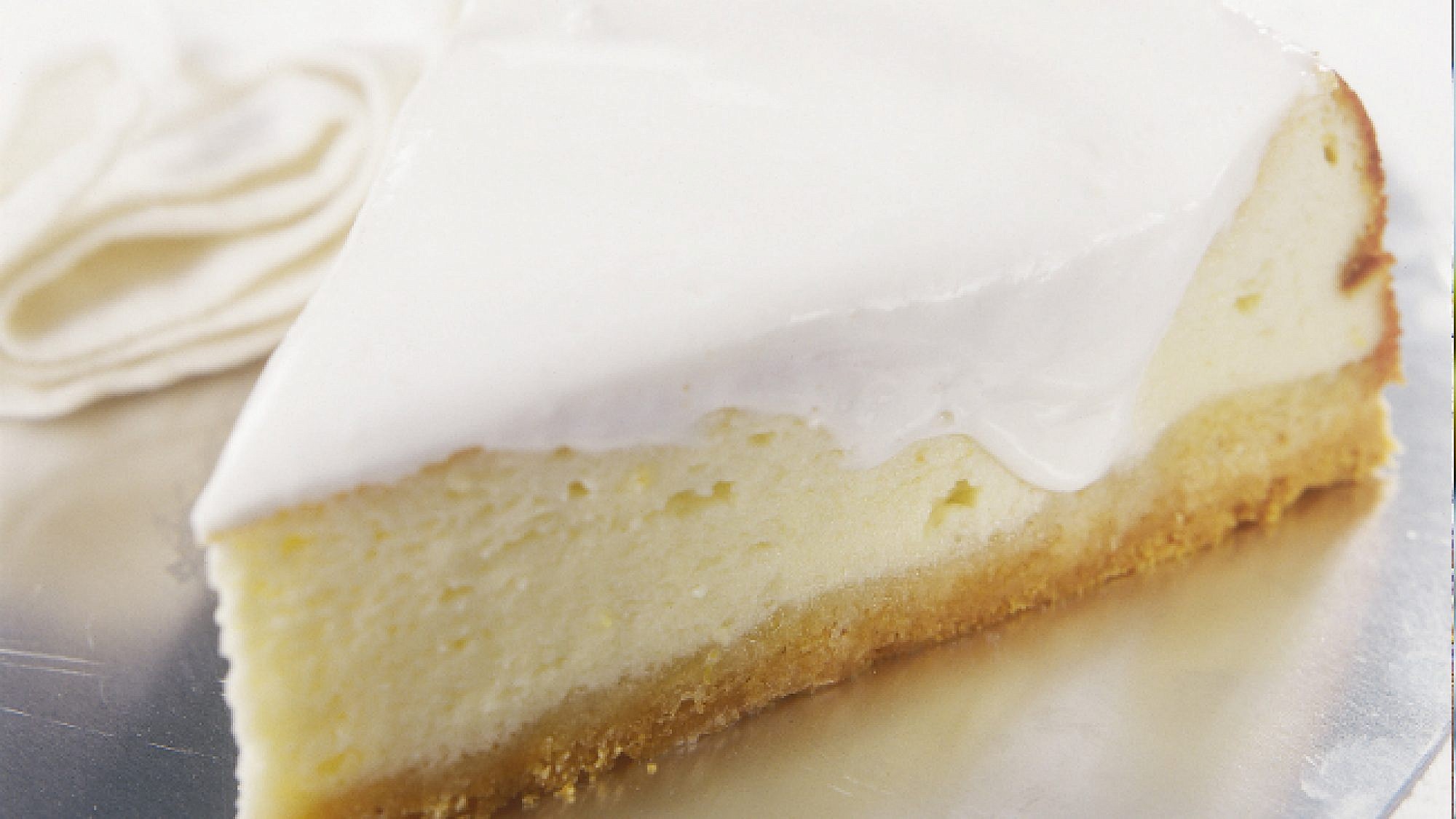 עוגת גבינה אפויה בציפוי שמנת חמוצה. צילום: דניה ויינר
