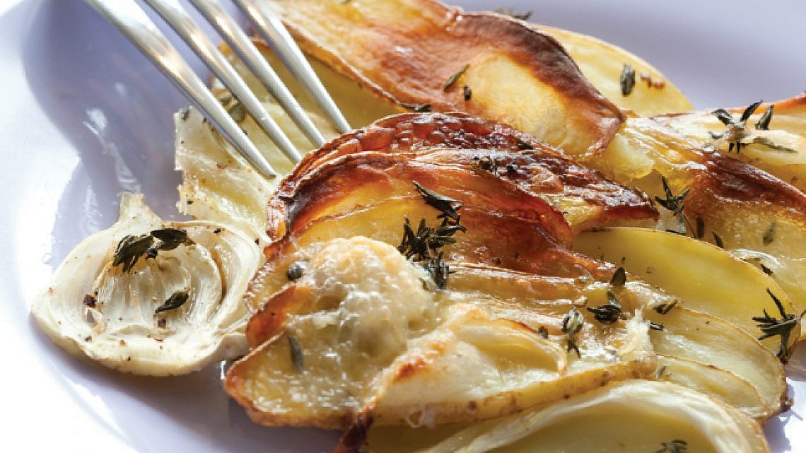 גראטן תפודי ראטֵה ושומר עם גבינת בּוּשֵה ותימין. צילום: דן לב | סגנון: אוריה גבע