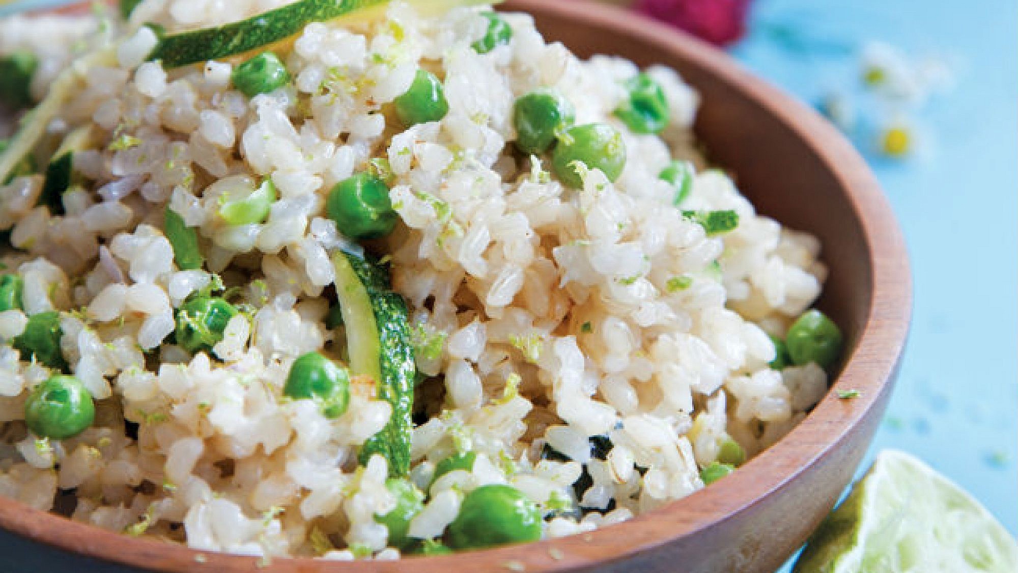 פילאף ירוק של אורז מלא עם אפונה וחלב קוקוס. צילום: דן לב | סגנון: אוריה גבע