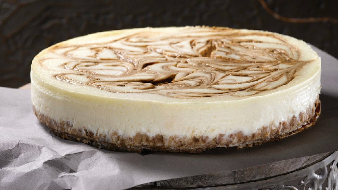הקפאינית - עוגת גבינה עם מערבולת סילאן-קפה. צילום: רונן מנגן | סגנון: רותם ניר
