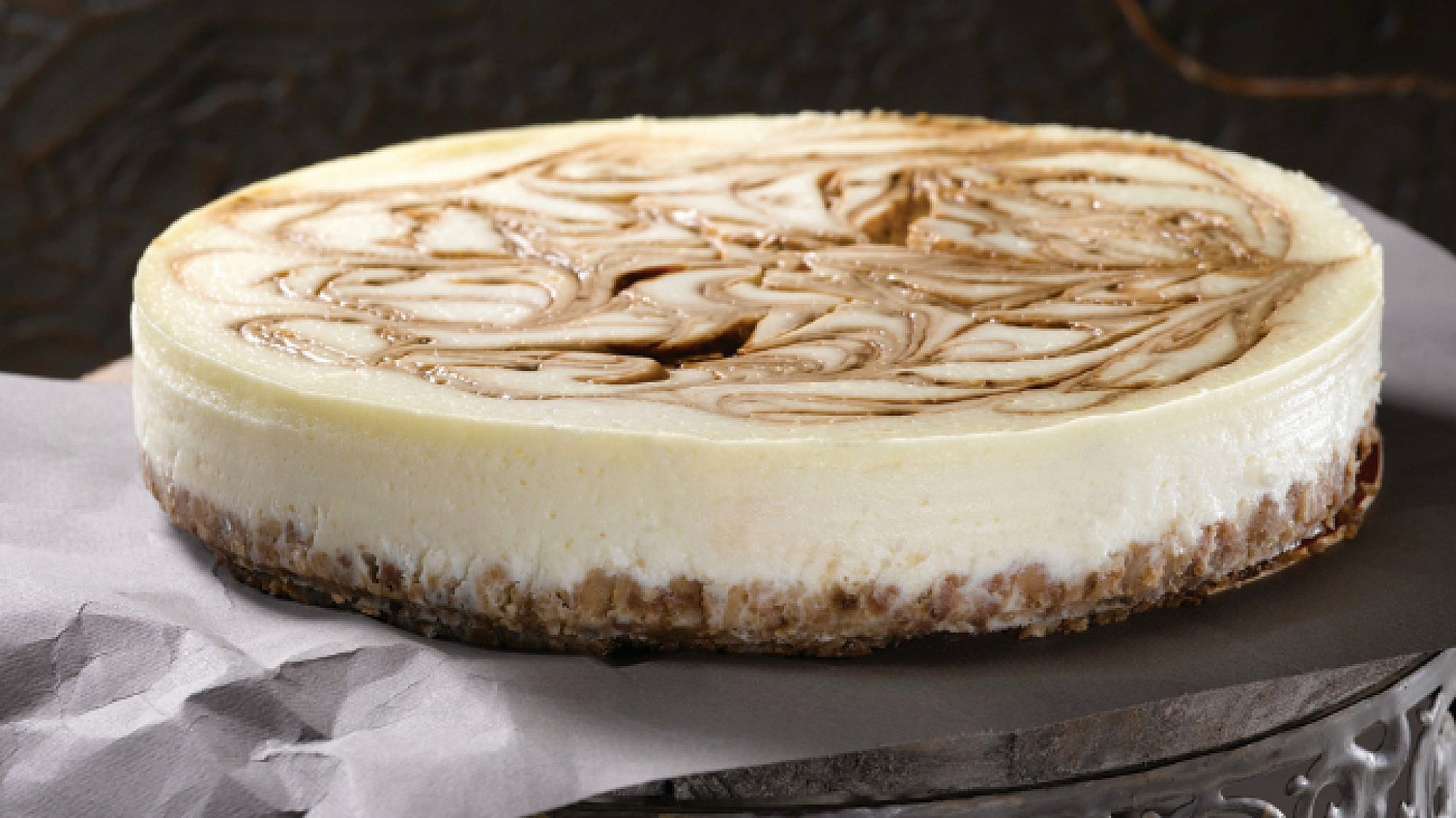 הקפאינית - עוגת גבינה עם מערבולת סילאן-קפה. צילום: רונן מנגן | סגנון: רותם ניר