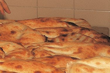 פיתות עבודת יד. צילום: מיכל רביבו, יואב לף