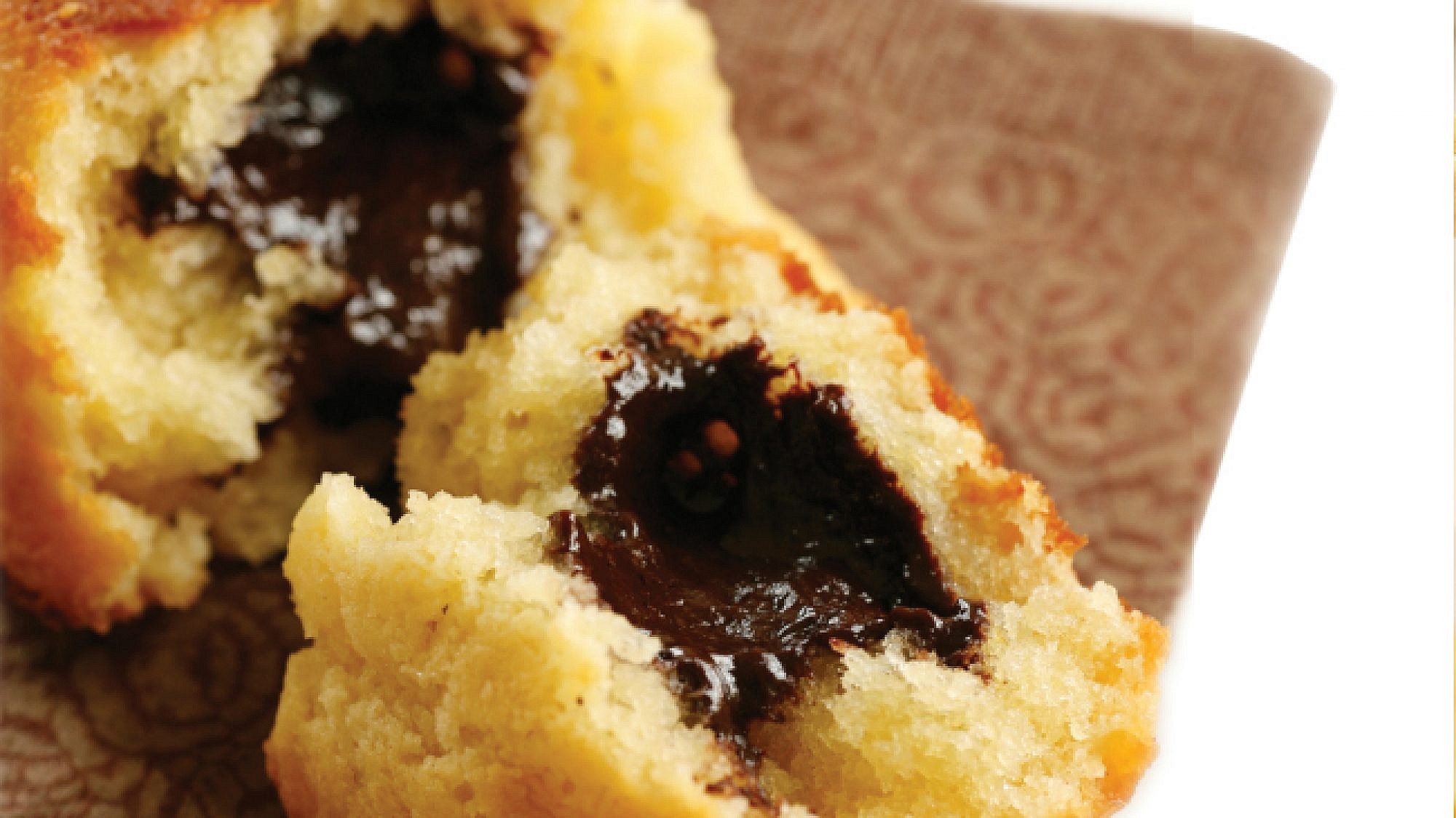 עוגות אישיות מבצק גבינה ממולאות בקרם שוקולד ונענע. צילום: דניה ויינר | סגנון: רותם ניר