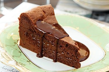 עוגת השוקולד של “בראסרי”. צילום: דניה ויינר | סגנון: דלית רוסו