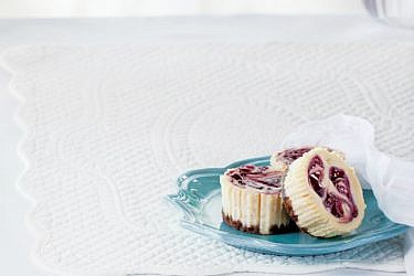 עוגת גבינה אישית עם מערבולת ריבה. צילום: דניאל לילה | עיצוב: עמית פרבר