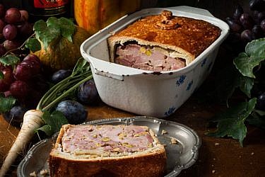 פאטה עוף אן קרוט (Pate En Croute).  צילום: בן יוסטר | סגנון: אוריה גבע