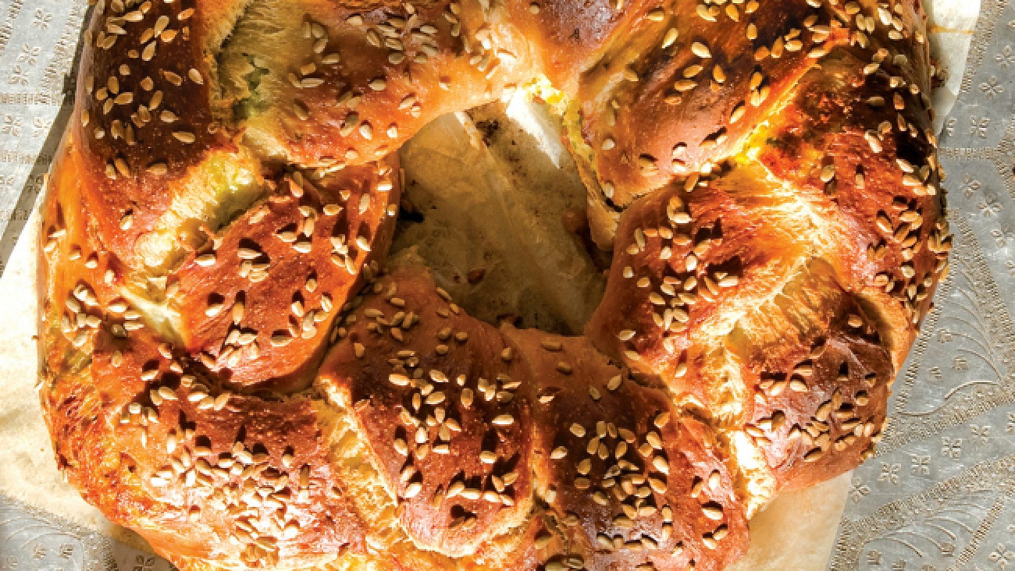 כתר חלת כוסמין ממולא בכרישה ופקורינו
. צילום: אילן נחום