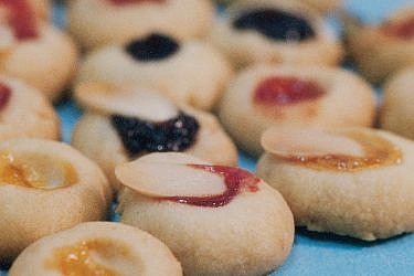 עוגיות שקדים עם בריכות ריבה. צילום: מיכל רביבו