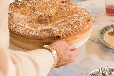 עוגת גבינה ושמרים (Käsekuchen). צילום: בועז לביא | סגנון: רותם ניר