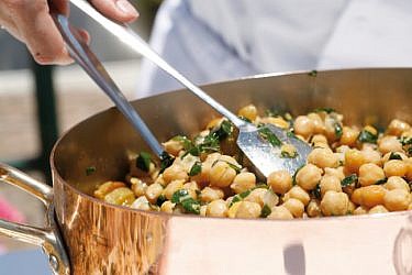 תבשיל גרגרי חומוס, מנגולד וצימוקי סולטנה. צילום: דניה ויינר
