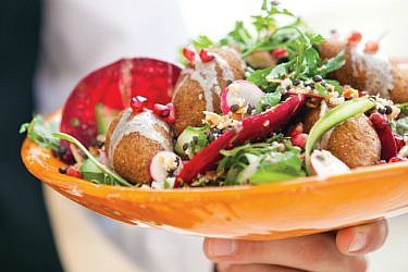 סלט עדשים שחורות, בורגול, סלק ועשבי תיבול. צילום: דניאל לילה | סגנון: עמית פרבר