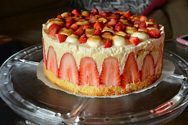 פריזייה - עוגת שכבות טורט, קרם וניל, תותים ומרנג. צילום: ליאת לדרפיין