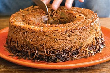 קוגל טלה וצנוברים. צילום: אילן נחום