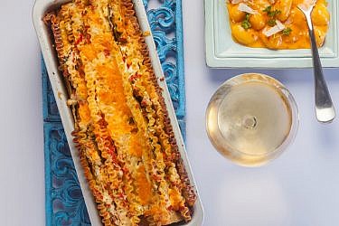 לזניה פטנט עם ארטישוקים צלויים ובשאמל פקורינו פפטו. צילום: דניאל לילה | סגנון: עמית פרבר