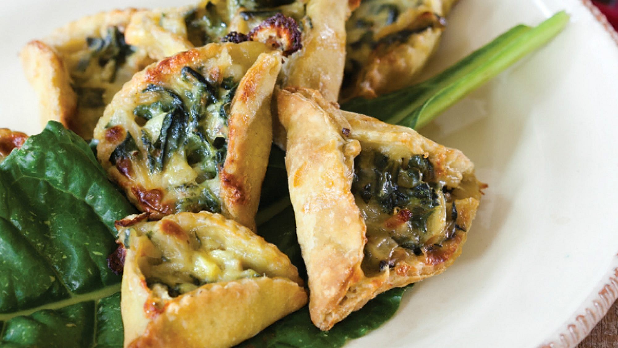 אוזני המן מבצק שמן אבוקדו במילוי מנגולד. צילום: דניאל לילה
