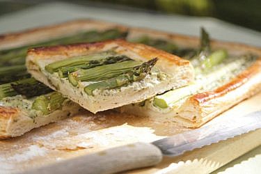 טארט ריקוטה, פסטו ואספרגוס. צילום: דניאל לילה | סגנון: דלית רוסו