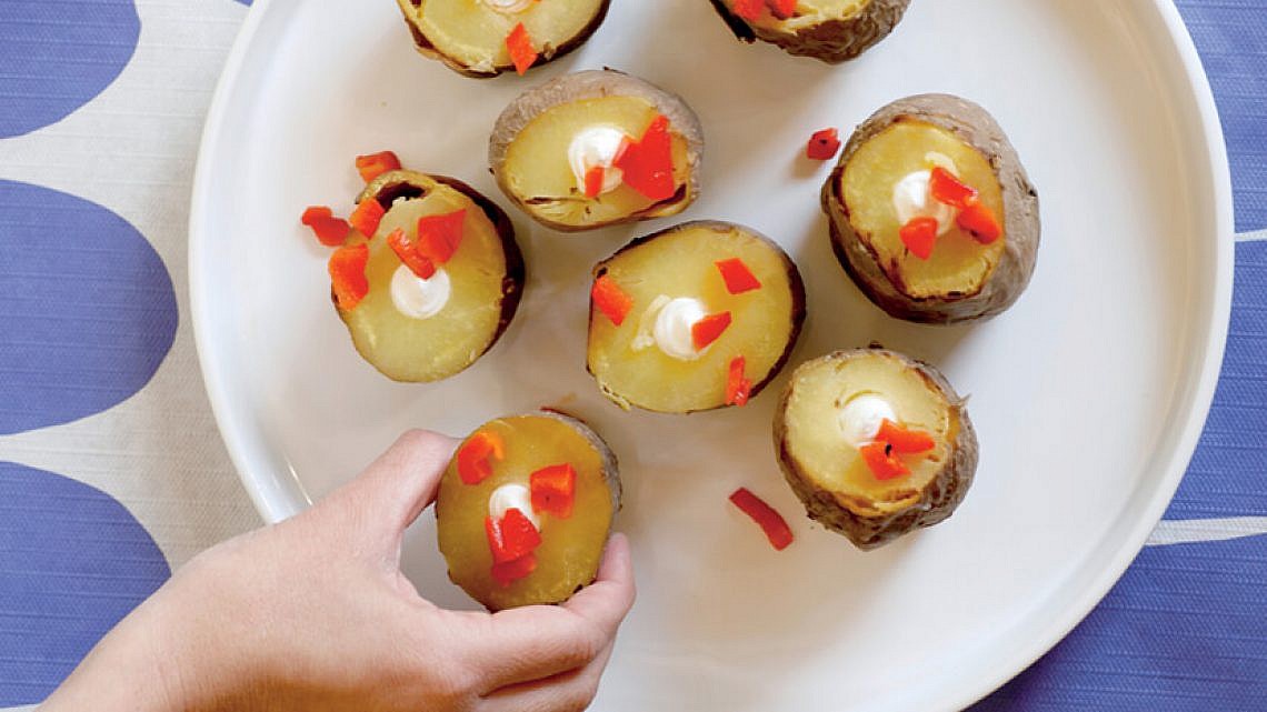 קרטושקס - תפוחי אדמה מדורה. צילום: דניה ויינר | סגנון: רותם ניר