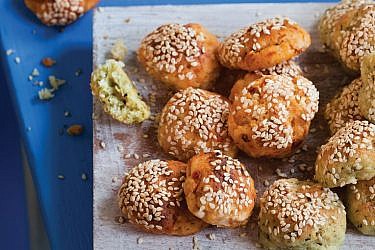 לחמניות ביס גבינה בשלושה צבעים. צילום: דניאל לילה | סגנון: עמית פרבר