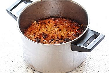 קוגל אטריות מתוק . צילום: שחר פליישמן