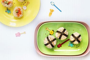 אוניגירי — כדורי אורז יפניים. צילום: שרית גופן | סגנון: אוריה גבע