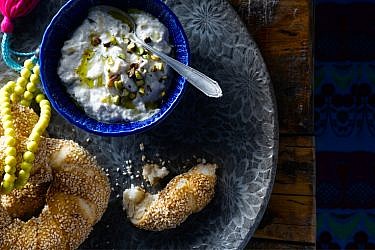 סימיט (בייגל טורקי). צילום: רונן מנגן | סגנון: דלית רוסו