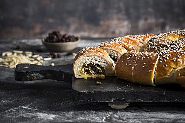 חלה במלית בשר, צימוקים ושקדים. צילום: בן יוסטר | סגנון: אוריה גבע