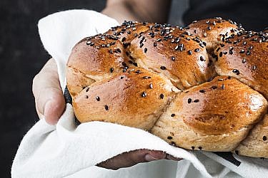 חלת כוסמין טבעונית. צילום: בן יוסטר | סגנון: אוריה גבע