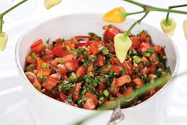 סלט חריף של עגבניות, בצל ירוק וכוסברה. צילום: דניאל לילה | סגנון: טליה אסיף