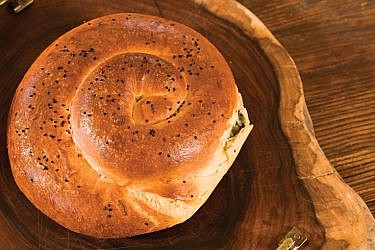 חלת שבלול ממולאת בתרד תורכי. צילום: אילן נחום