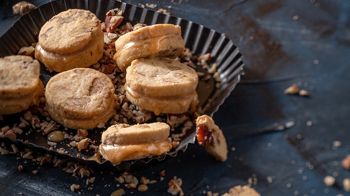 עוגיות חמאה פקאן עם קרם מייפל של עופר בן נתן. צילום: אנטולי מיכאלו. סטיילינג: ענת לבל