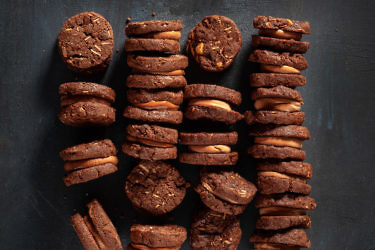 עוגיות אקסטרה שוקולד ושקדים עם גנאש שוקולד של עופר בן נתן. צילום: אנטולי מיכאלו. סטיילינג: ענת לבל