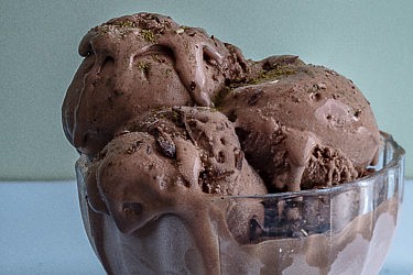 גלידת שוקולד מריר וזעתר של אדם זיו. צילום: אנטולי מיכאלו, סטיילינג: אינה גוטמן