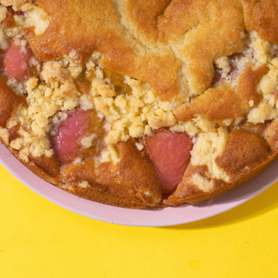 עוגת נקטרינה עם שטרויזל של מיכל בוטון. צילום: אנטולי מיכאלו סטיילינג: אינה גוטמן