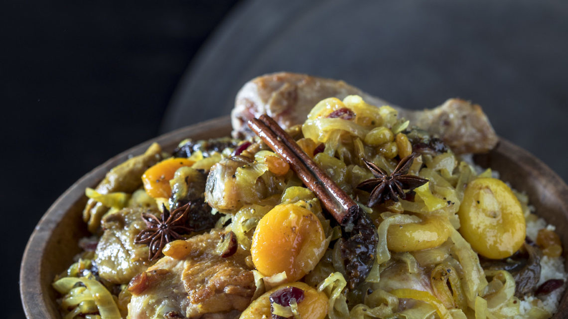 שוקי עוף בתבשיל "טנזייה" מרוקאי של שף תום פרנץ. צילום וסטיילינג: אפיק גבאי