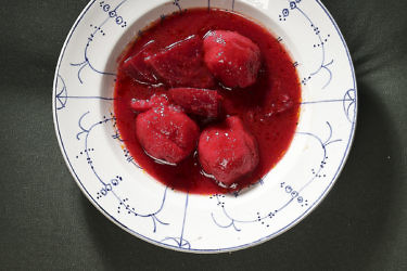 קובה סלק ובשר במרק אדום של אמירה נתנוב. צילום: רמי זרנגר