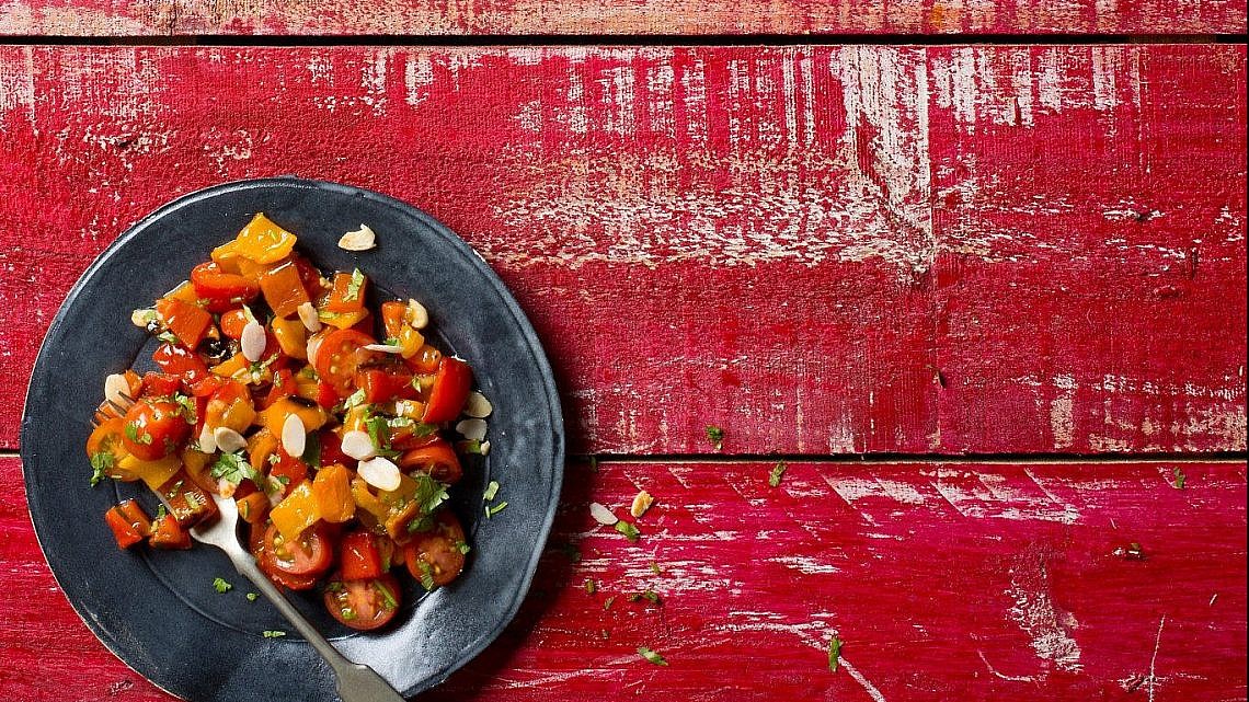 סלט רומסקו – פלפלים קלויים עם עגבניות, שקדים ושום של עז תלם. צילום: בועז לביא. סטיילינג: ענת לבל