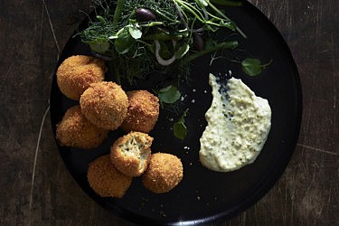 קרוקטים של שף עינב אזגורי. צילום: אנטולי מיכאלו, סטיילינג: דלית רוסו