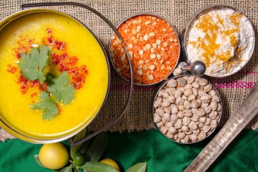 מרק מוליגטוני – מרק עדשים צהובות וקוקוס של רינה פושקרנה. צילום: יפית בשבקין סטיילינג: שניר שרוני