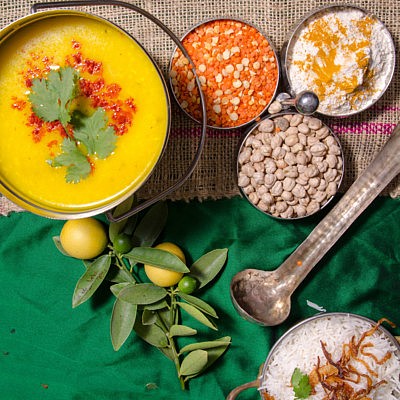 מרק מוליגטוני – מרק עדשים צהובות וקוקוס של רינה פושקרנה. צילום: יפית בשבקין סטיילינג: שניר שרוני