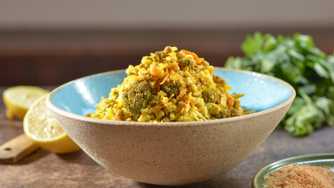 קיצ'רי איורוודי – תבשיל אורז ושעועית מש הודי של שפית אמבר רוגע. צילום: שי בן אפרים
