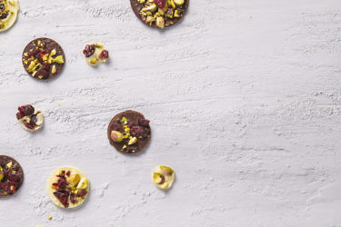 פינוקי שוקולד עם חמוציות, תמרים ופיסטוקים של שף קונדיטור אורן בקר. צילום: אסף אמברם. סטיילינג: לירון ברקן