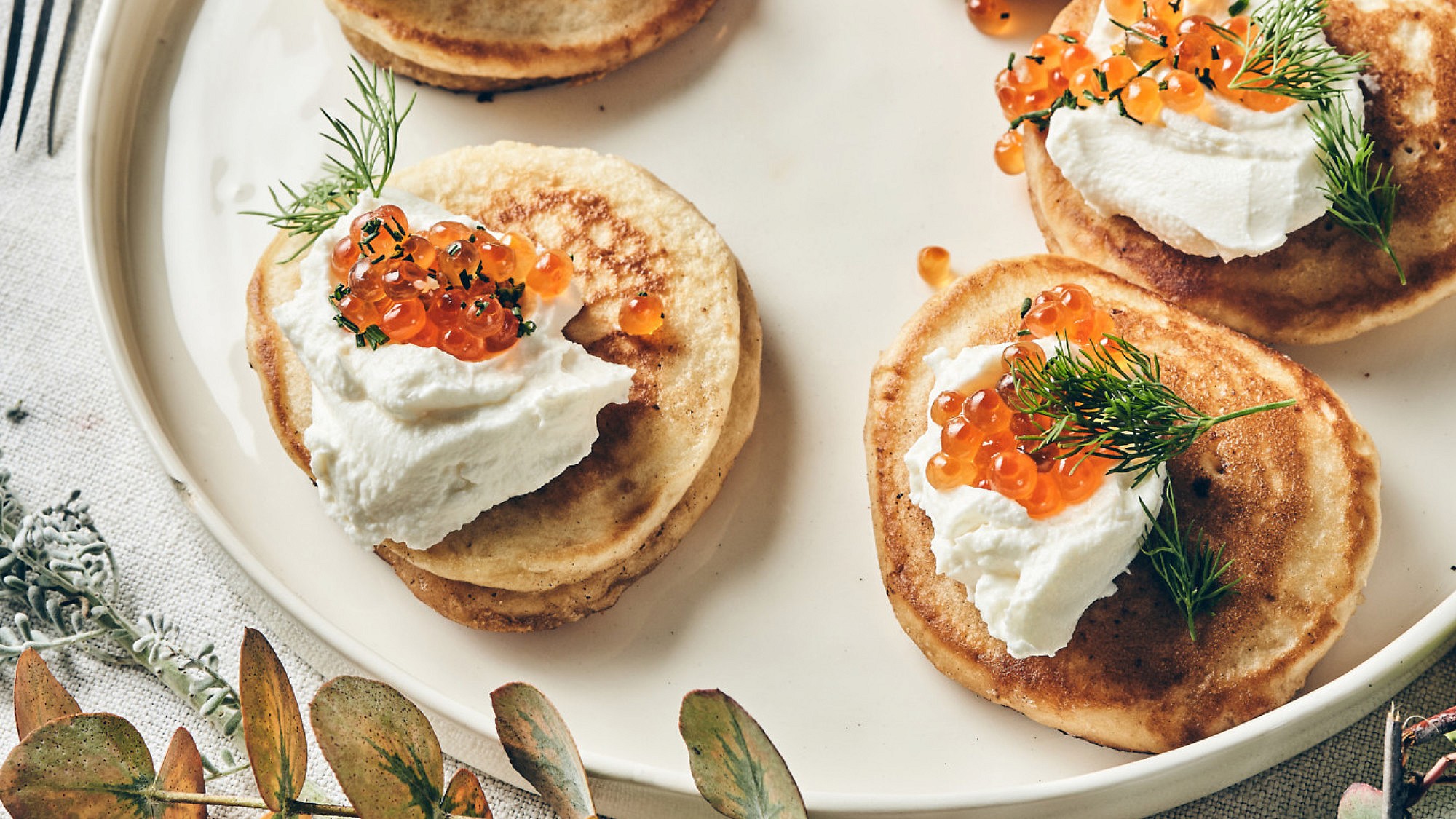 בליני של שף פליקס רוזנטל. צילום: אמיר מנחם, סטיילינג: דיאנה לינדר