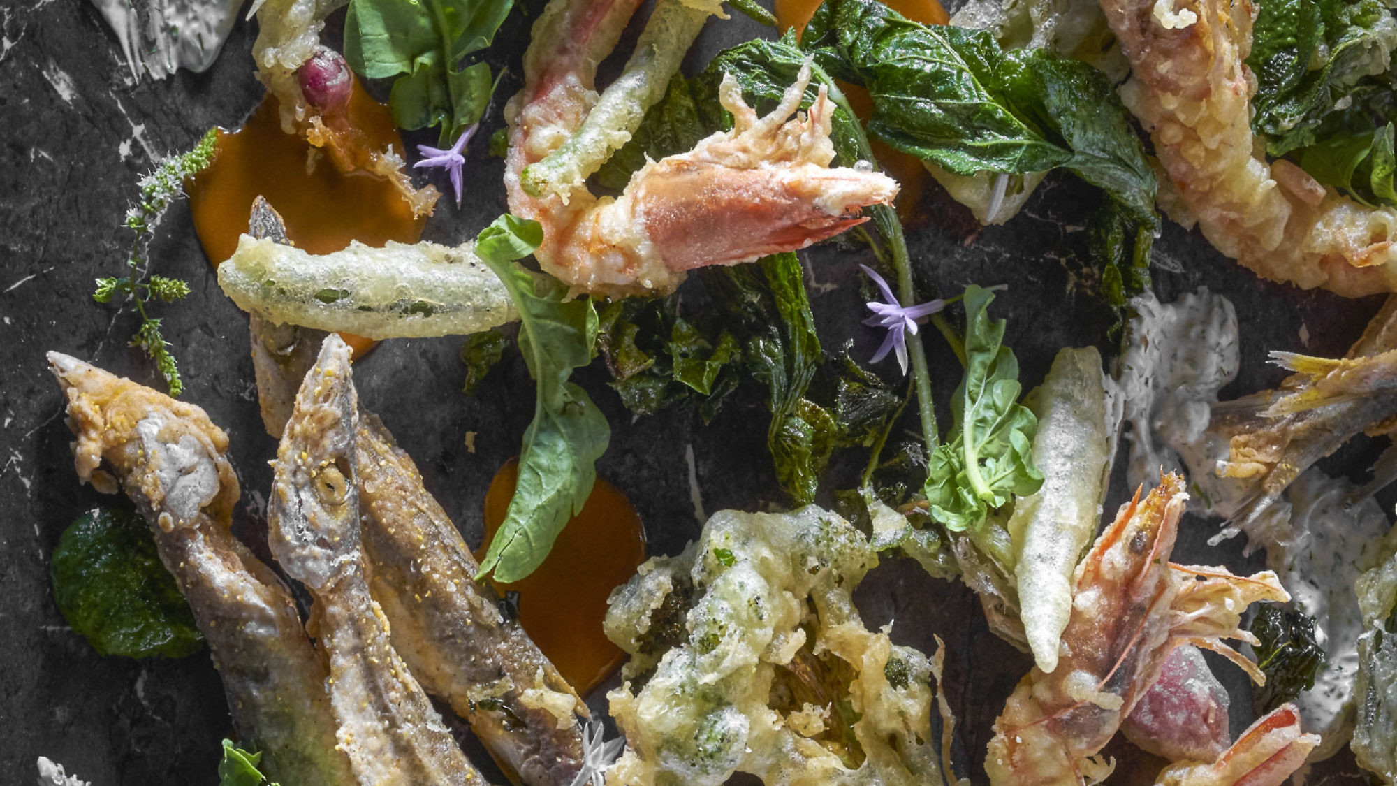 ירקות ודגים עונתיים בסגנון פריטו מיסטו של שף עומר אבישר. צילום: אנטולי מיכאלו. סטיילינג: ענת לבל