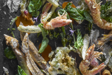 ירקות ודגים עונתיים בסגנון פריטו מיסטו של שף עומר אבישר. צילום: אנטולי מיכאלו. סטיילינג: ענת לבל