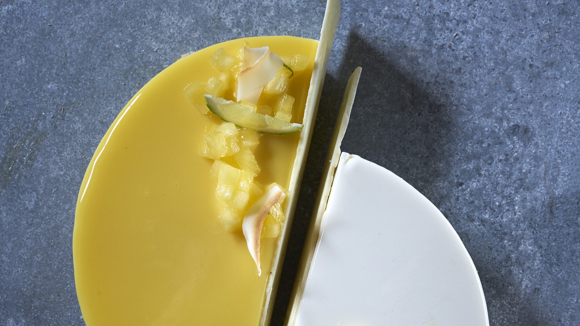 עוגת מוס גבינה קאריבית של שי סוילם. צילום: אנטולי מיכאלו. סטיילינג: נעמה רן