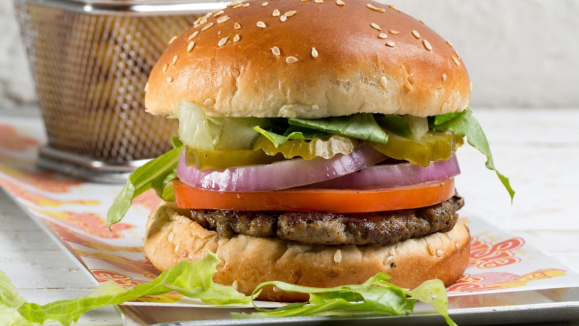 המבורגר בקר בלחמנייה עם ירקות של מושיק רוט צילום וסטיילינג: בועז לביא
